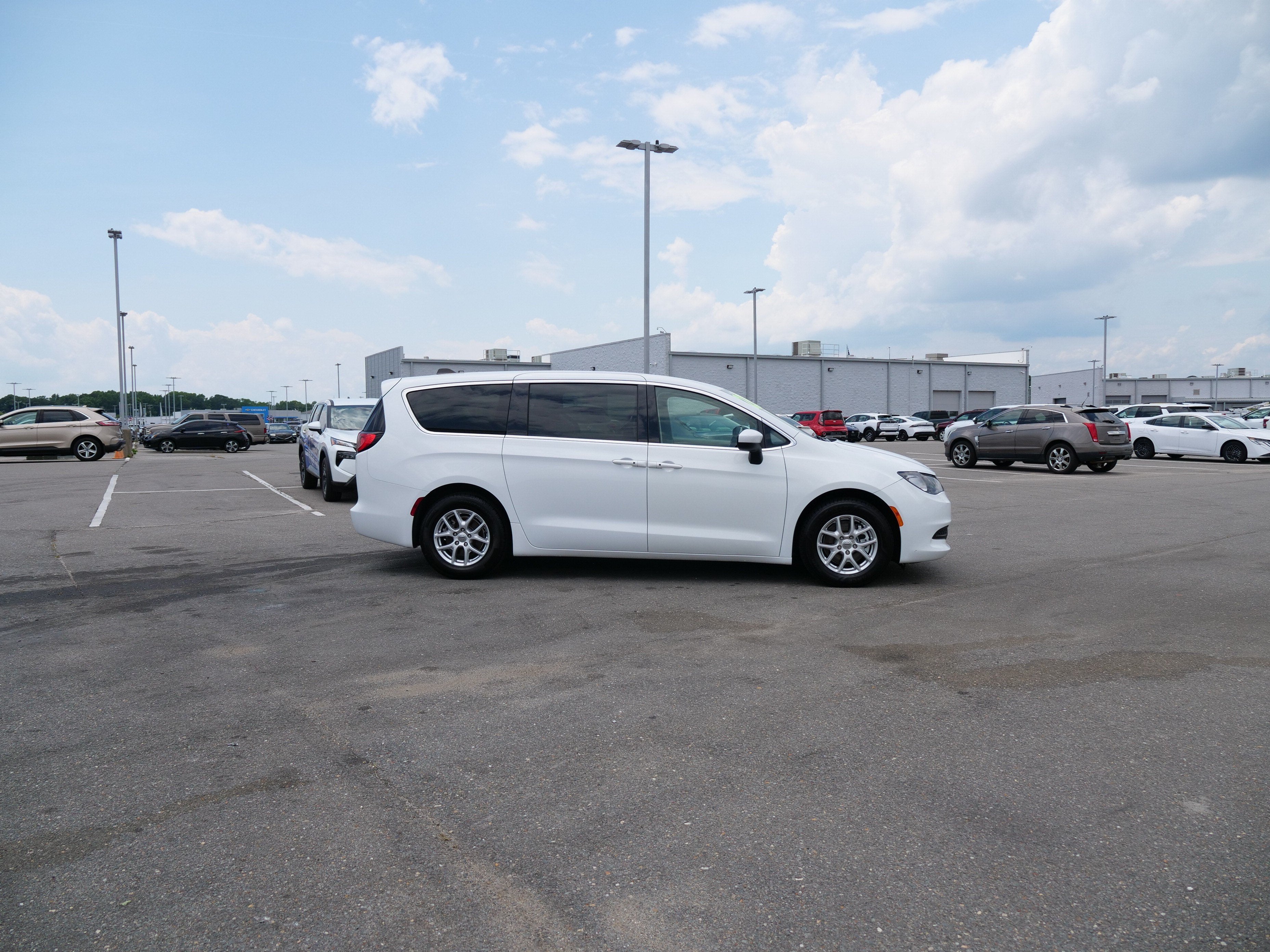 2023 Chrysler Voyager LX