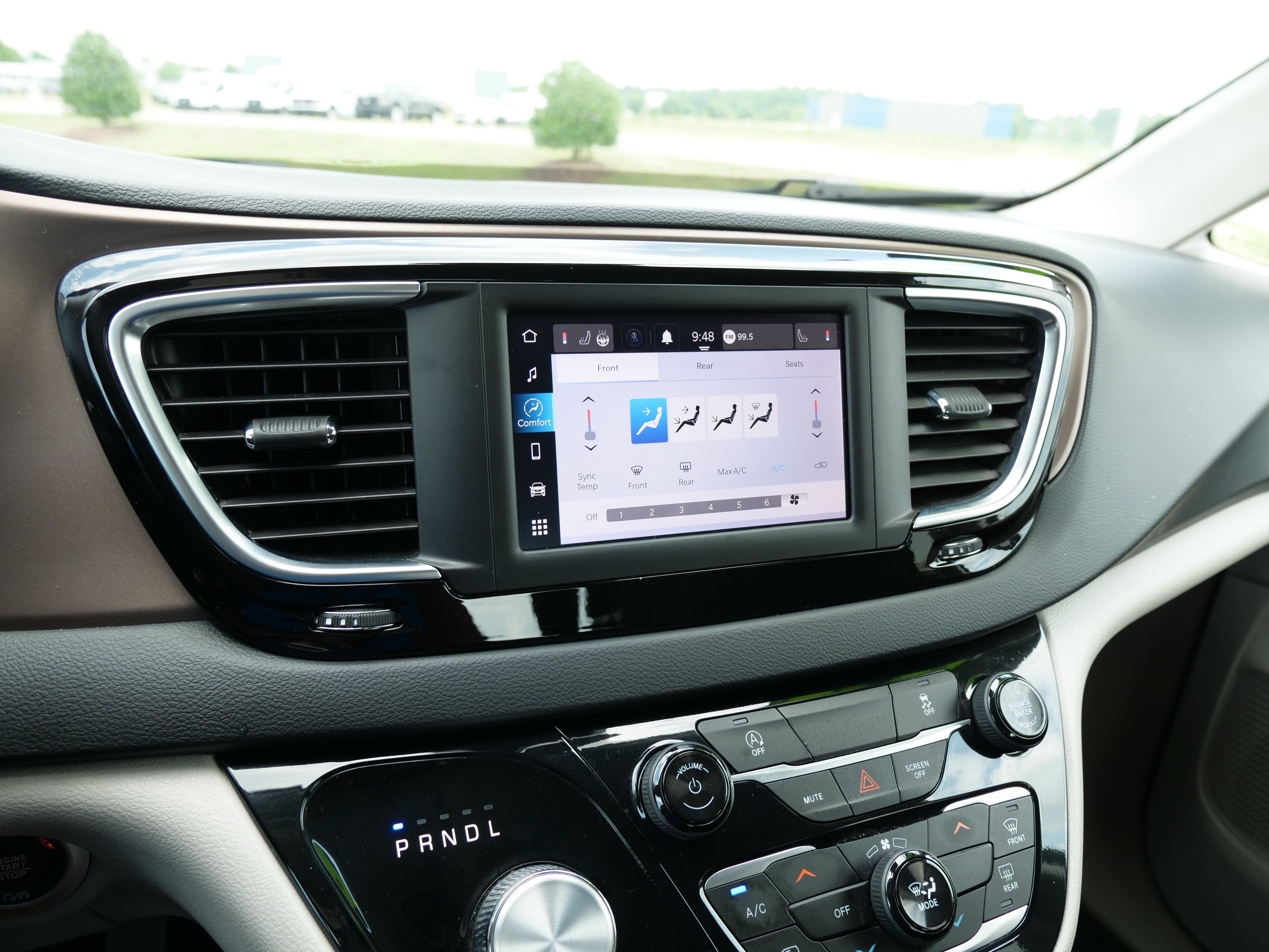2023 Chrysler Voyager LX