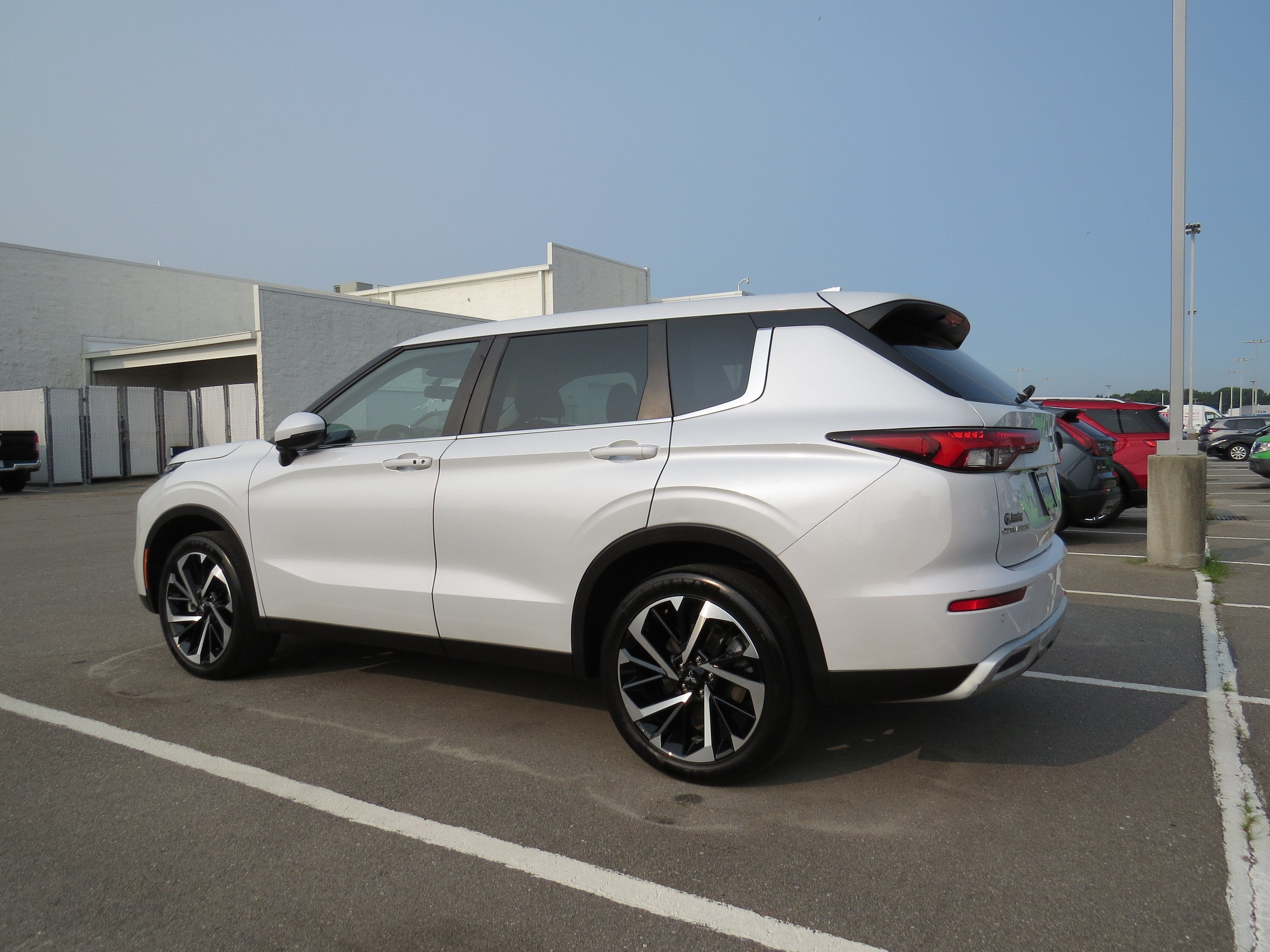 2023 Mitsubishi Outlander SE