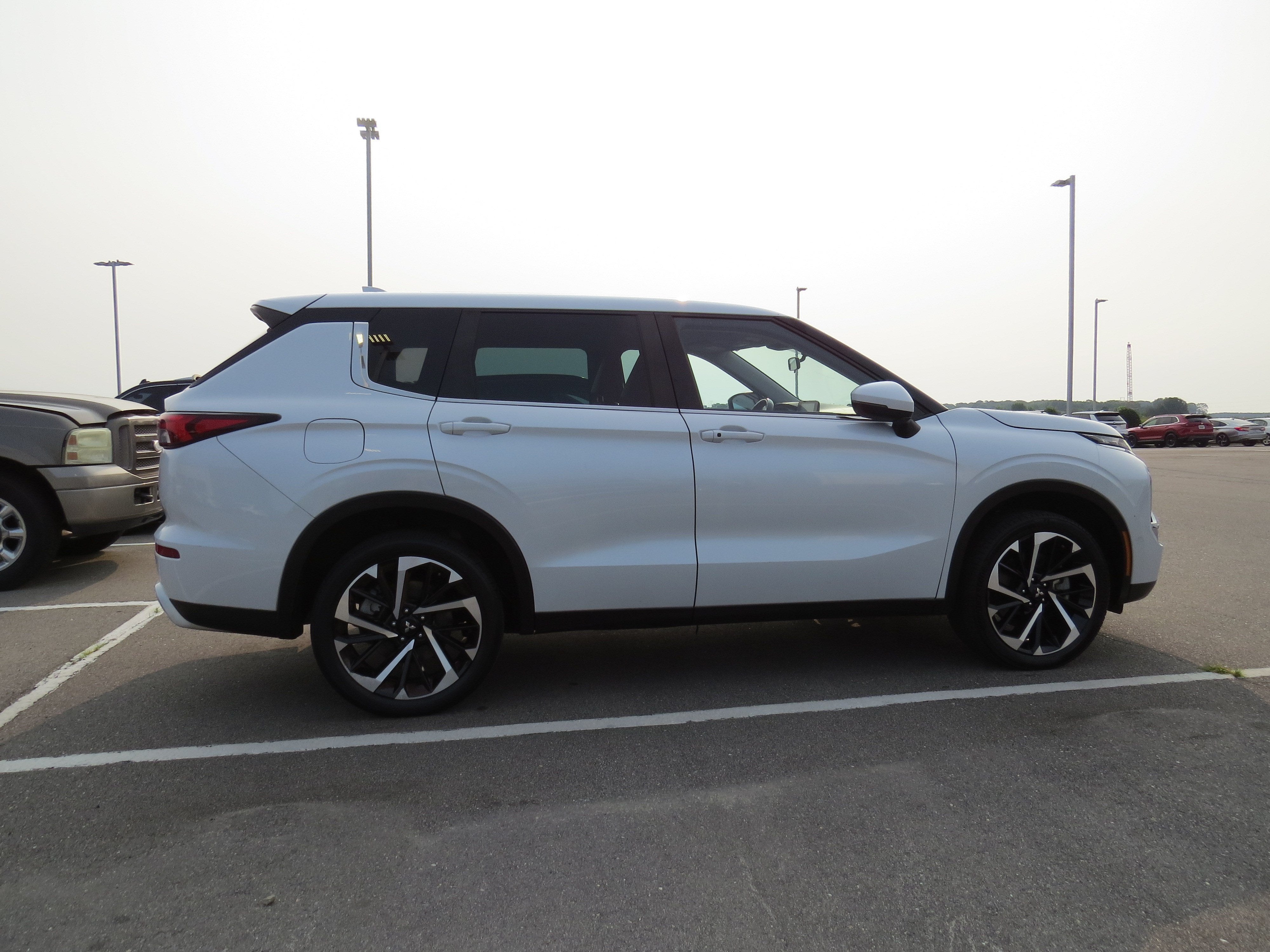 2023 Mitsubishi Outlander SE