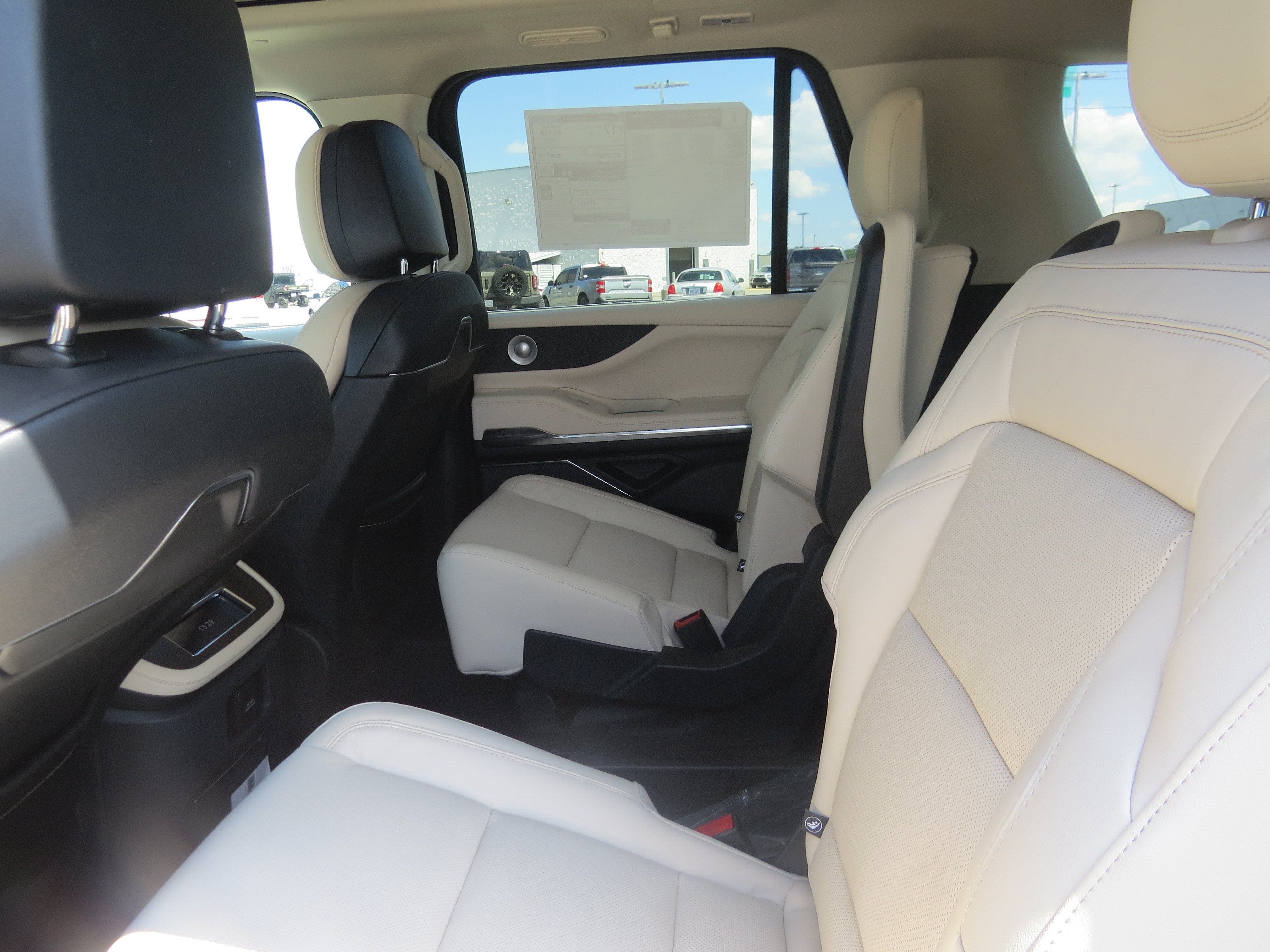 2027 Lincoln Navigator L Reserve
