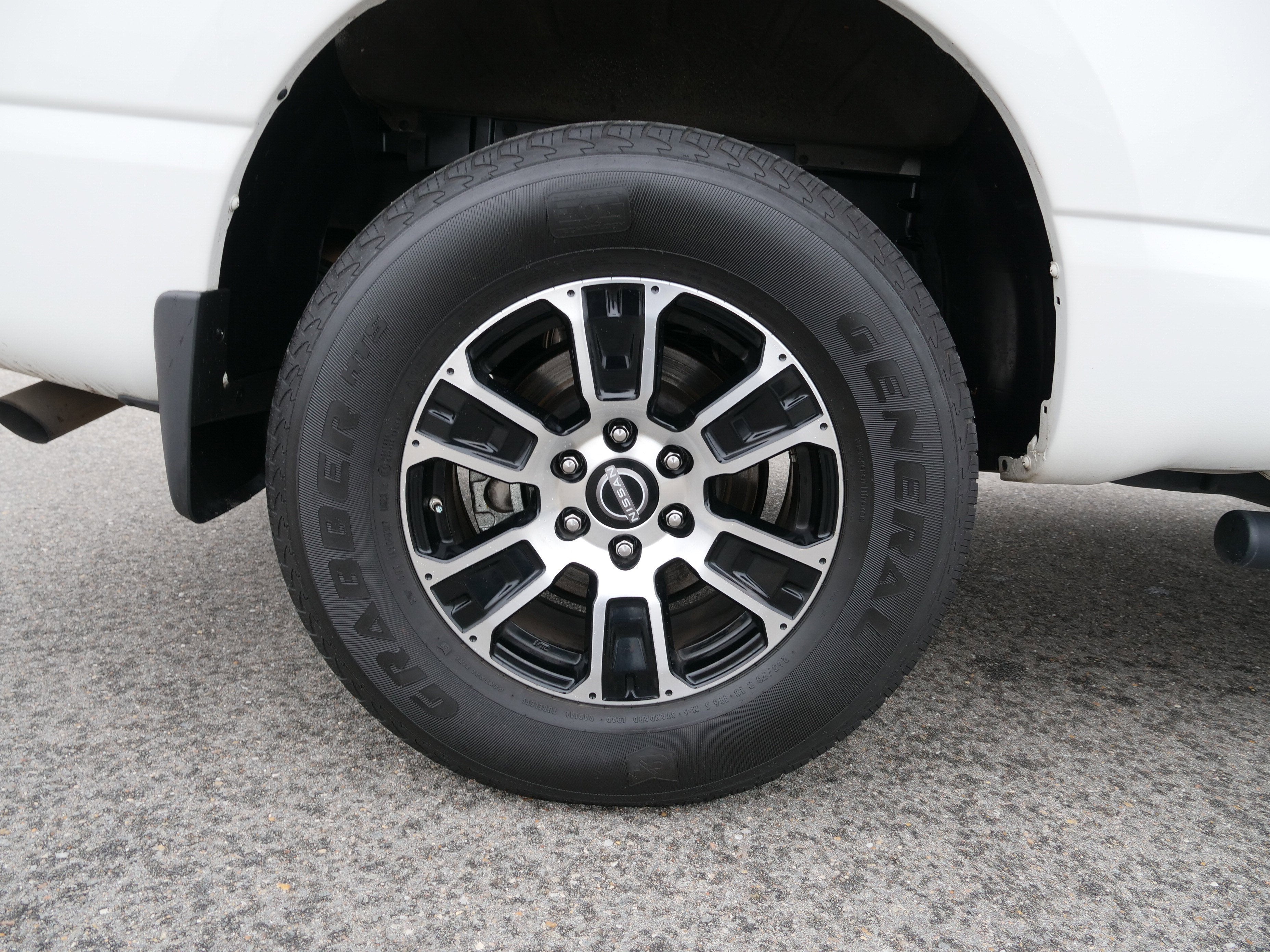 2023 Nissan Titan SV