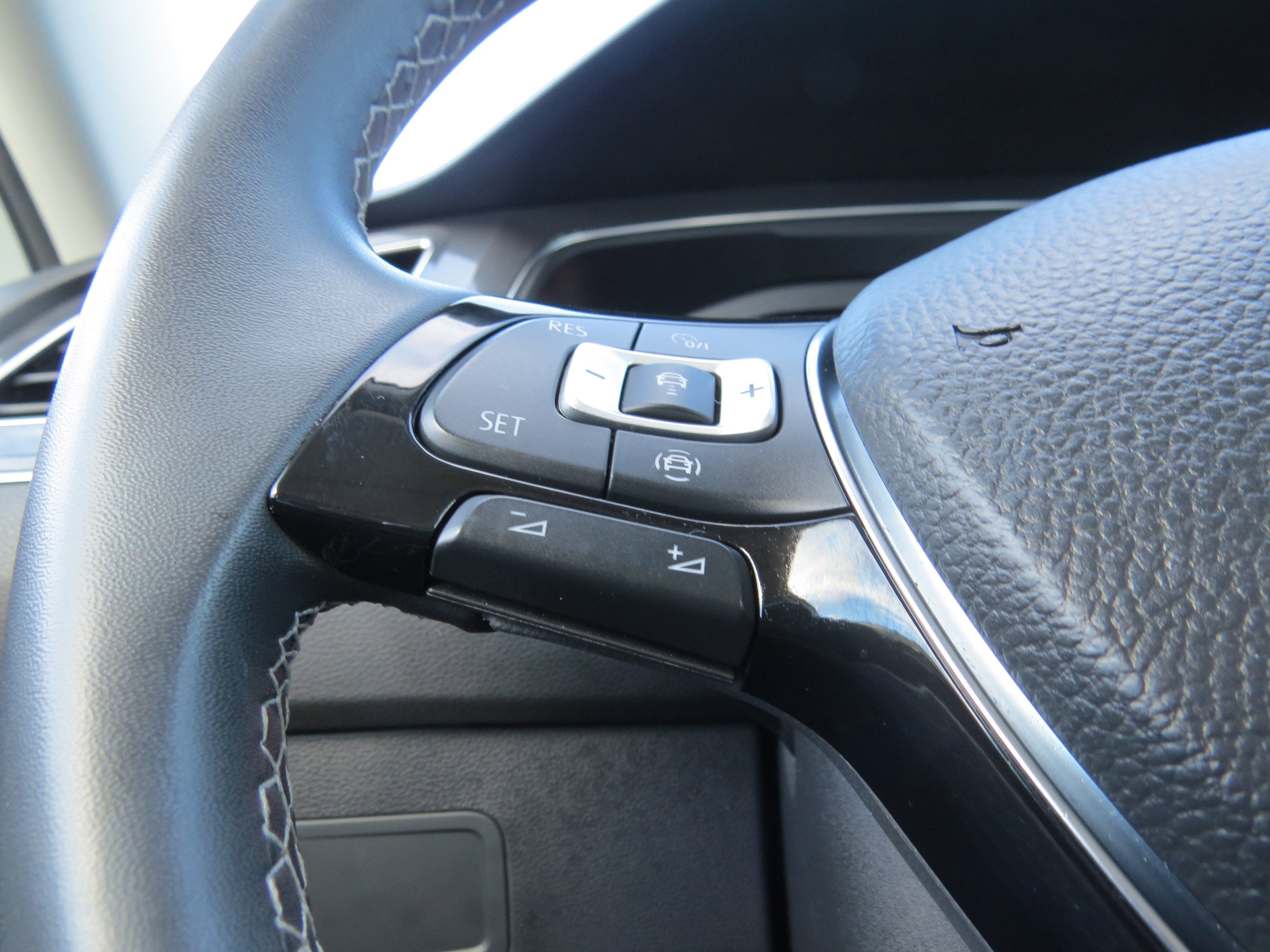 2021 Volkswagen Tiguan SE R-Line Black