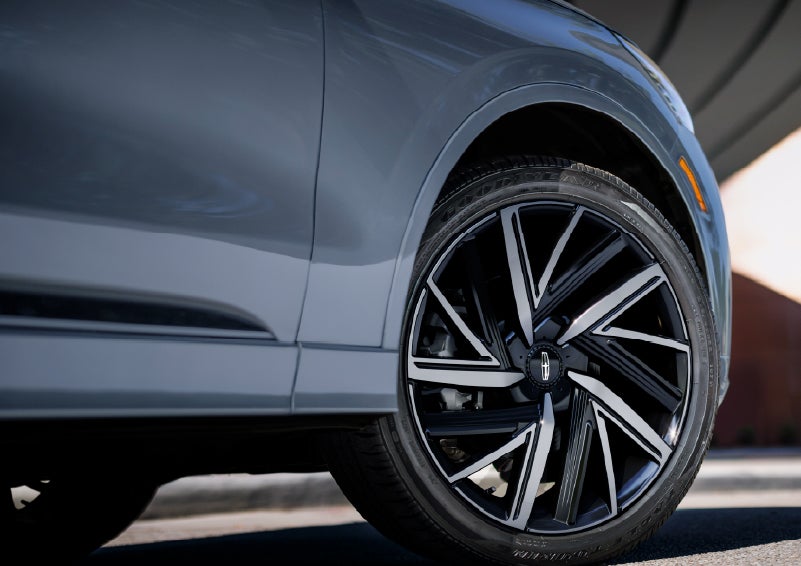 The wheel of the 2027 Lincoln Aviator® Black Label™ SUV is shown slightly angled out. | Deacon Jones Lincoln in Goldsboro NC
